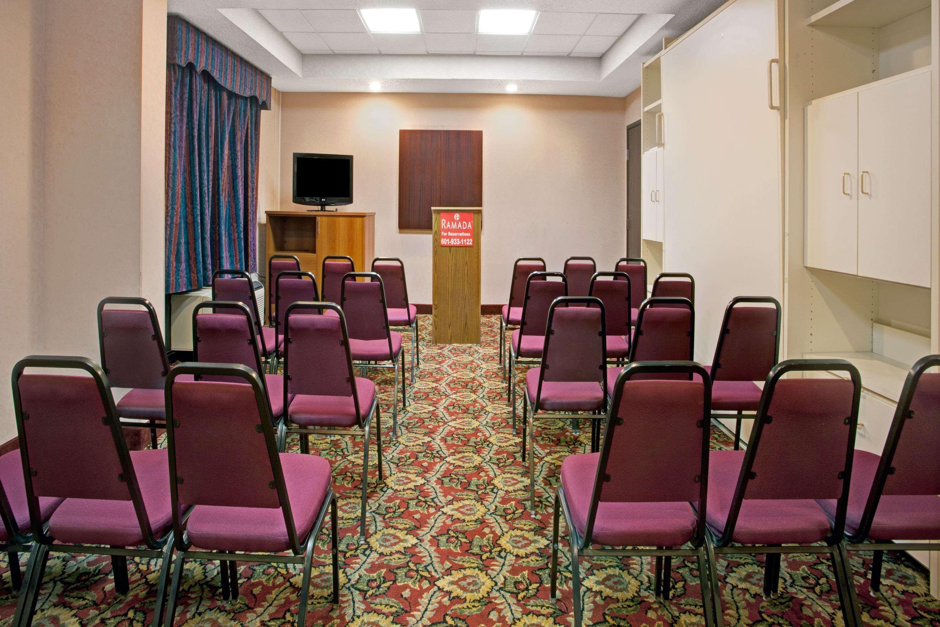 Готель Ramada By Wyndham Pearl/Jackson Airport Екстер'єр фото