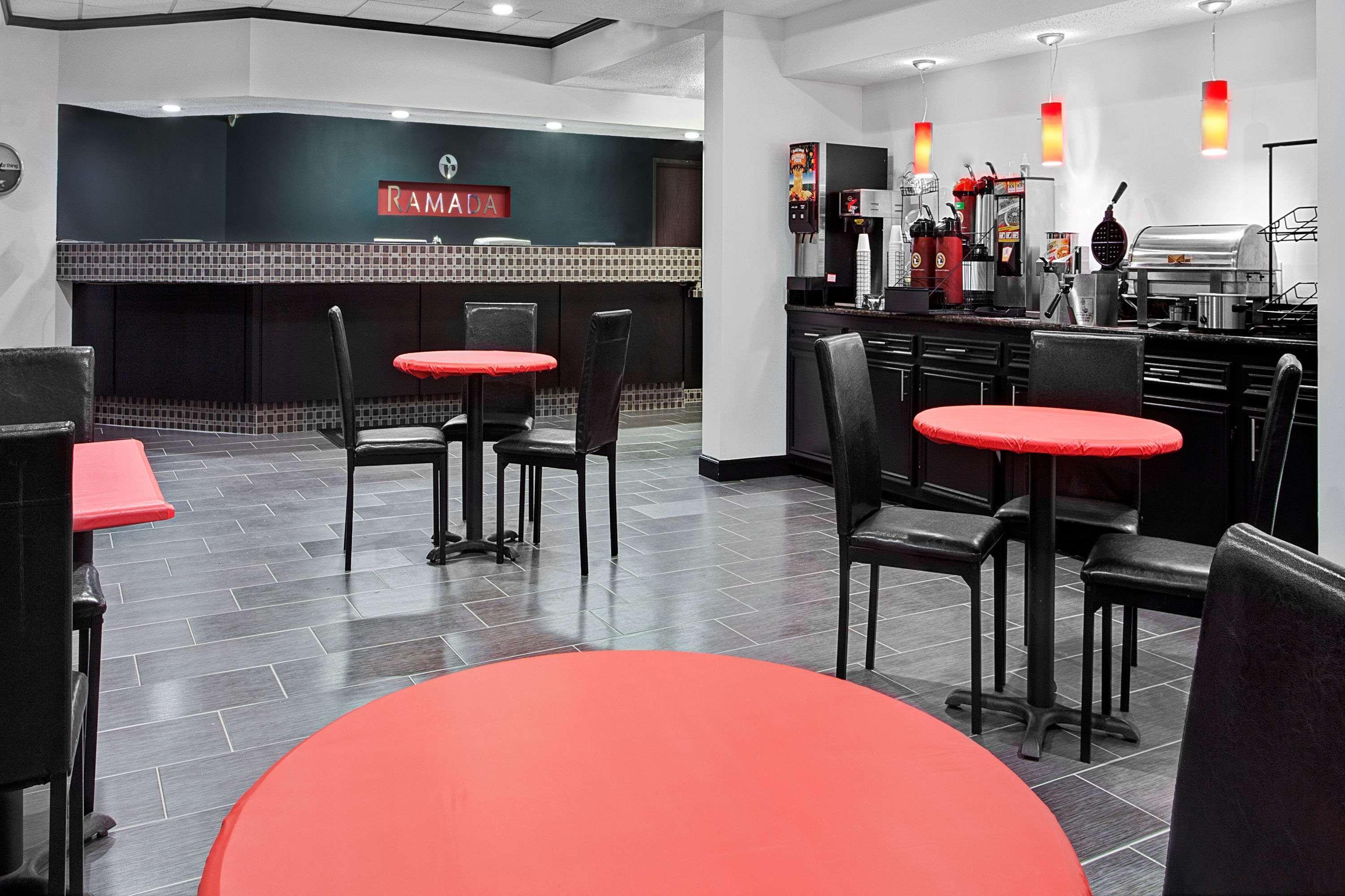Готель Ramada By Wyndham Pearl/Jackson Airport Екстер'єр фото
