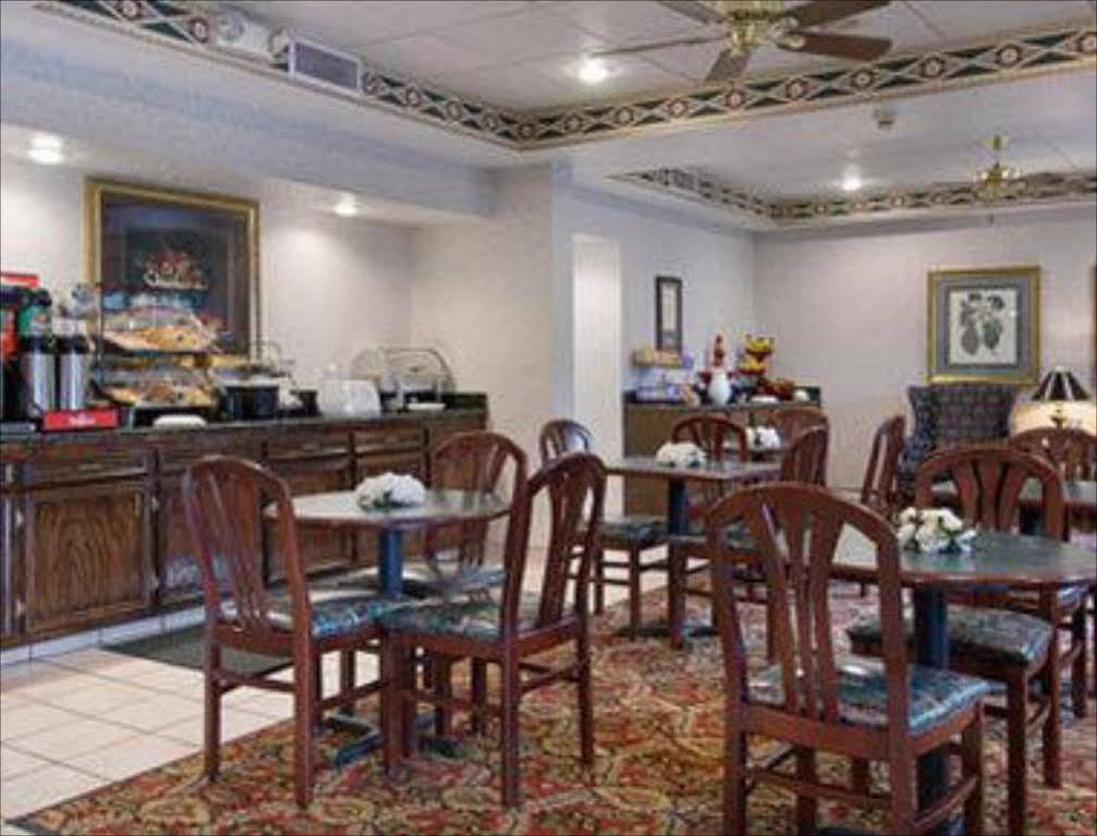 Готель Ramada By Wyndham Pearl/Jackson Airport Екстер'єр фото